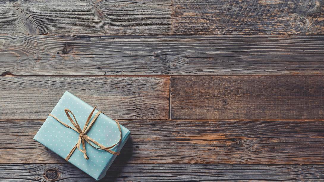 Ein kleines Päckchen in dem ein personalisiertes Geschenk ist - Foto: iStock/courtneyk