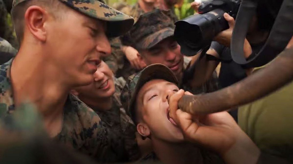 Soldat trinkt Schlangenblut