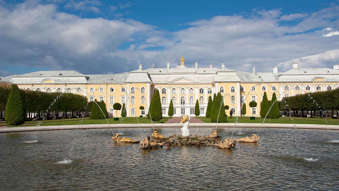 Das Schloss Peterhof in St. Petersburg. Schloss Peterhof