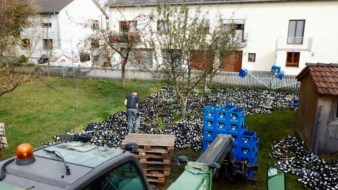 30.000 Bierflaschen im Garten