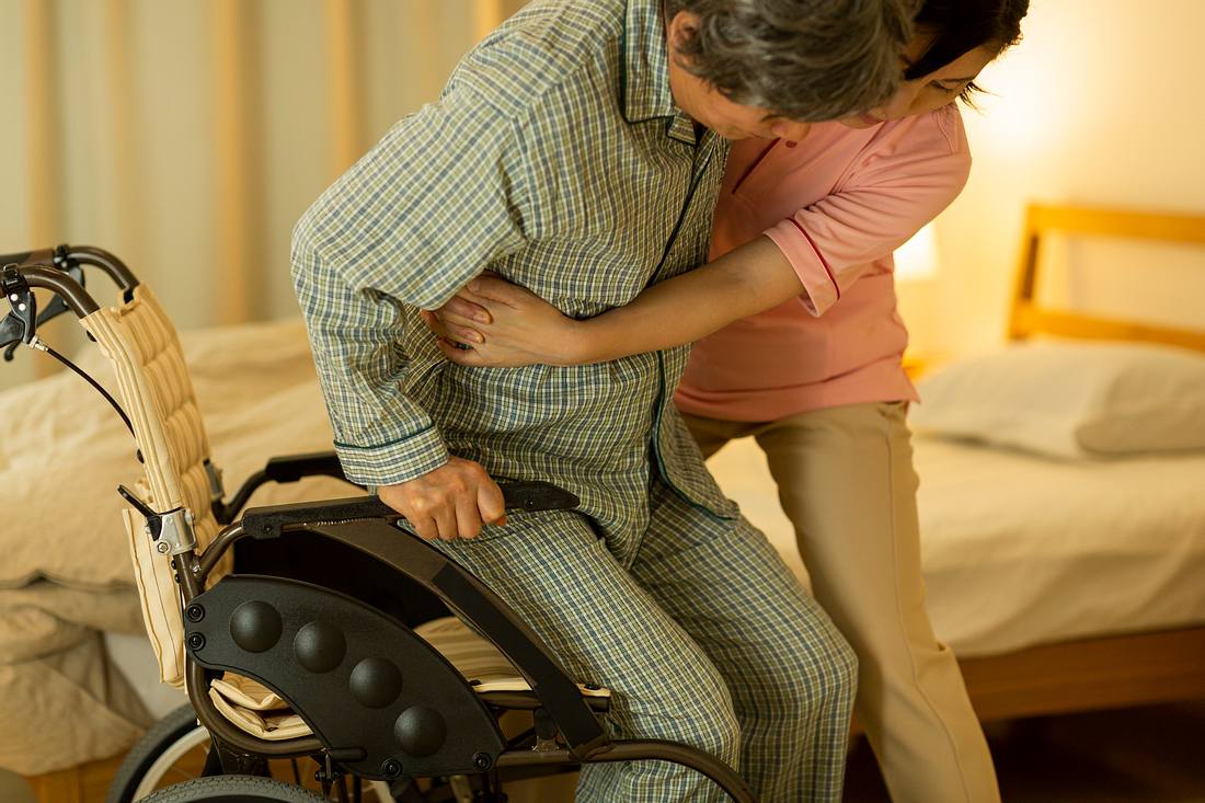 Pflegekraft hilft Patienten Pflegekraft hilft Patienten