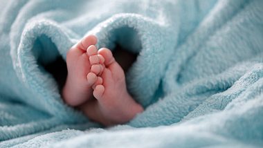 Piercing bei neugeborener Tochter - Foto: iStock / bernie_photo