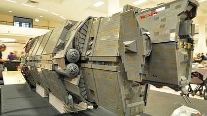 Halo-Fan Lee Jones hat in vier Jahren das Pillar Of Autumn-Raumschiff aus Lego nachgebaut - Foto: YouTube/BeyondtheBrick