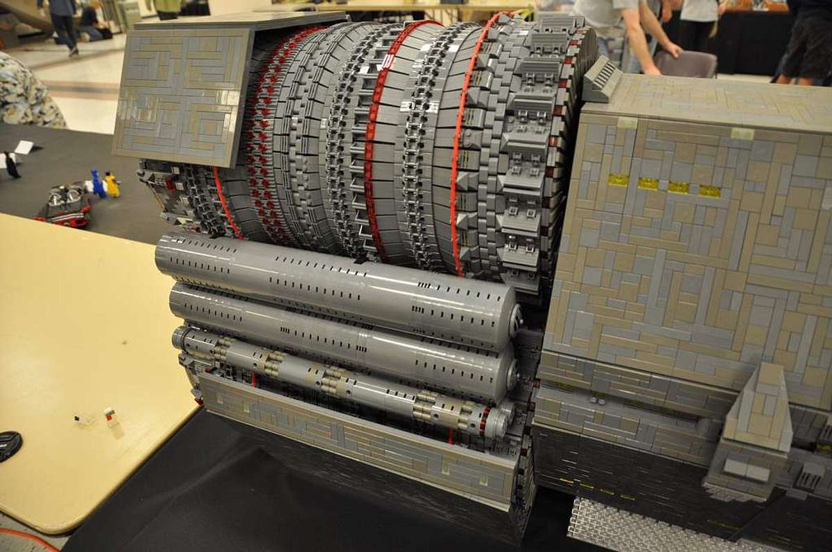  Halo-Fan Lee Jones hat in vier Jahren das Pillar Of Autumn-Raumschiff aus Lego nachgebaut