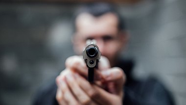 Mann mit Pistole - Foto: iStock / FlyMint Agency