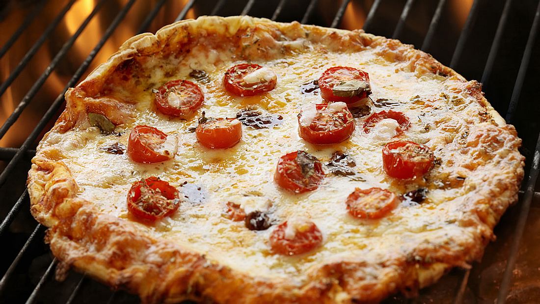 Grill-Pizza: Pizza grillen für anspruchsvolle Feinschmecker Grillpizza: Pizza grillen ist nicht schwer.