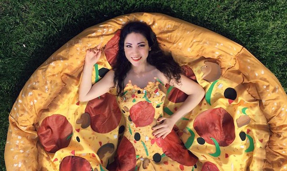 Pizzarella-Dress: Designerin Olivia Mears hat ein Pizza-Kleid entworfen