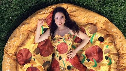 Pizzarella-Dress: Designerin Olivia Mears hat ein Pizza-Kleid entworfen - Foto: Olivia Mears