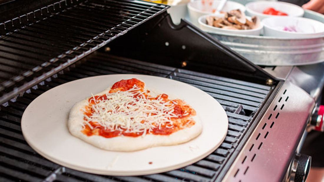 Pizzastein für den Grill: Damit gelingt dir deine Pizza auch zu Hause Pizzastein für den Grill: Damit gelingt dir deine Pizza auch zu Hause