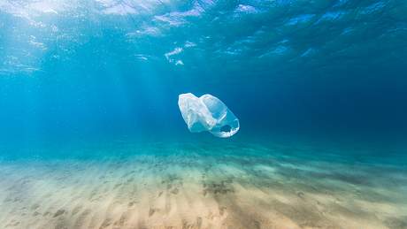 Plastikverschmutzung der Ozeane: 95 Prozent kommt von zehn Flüssen - Foto: iStock / lindsay_imagery