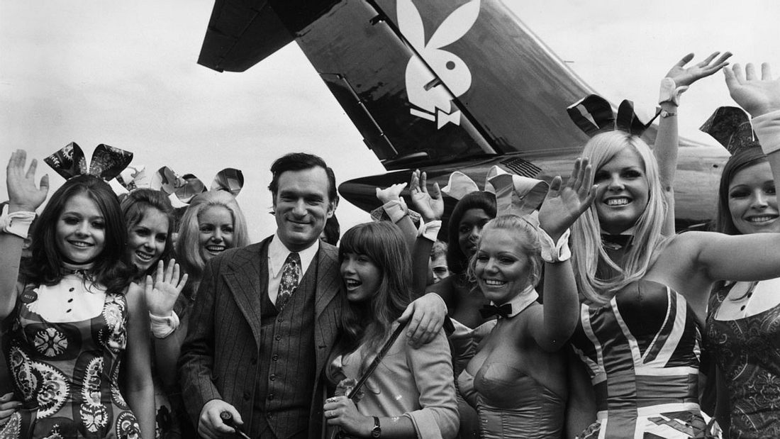 Hugh Hefner am Flughafen London im Jahr 1970 Hugh Hefner am Flughafen London im Jahr 1970