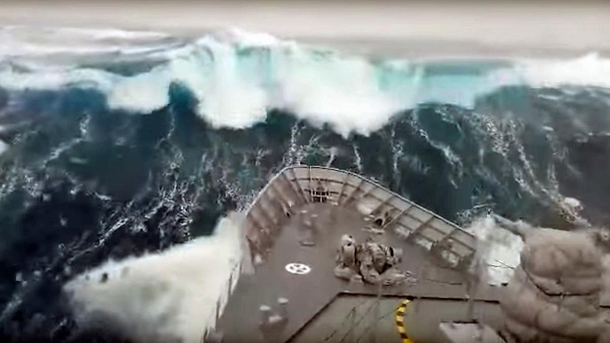 Ein Schiff der neuseeländischen Marine trifft auf einem monströsen Sturm im Südpolarmeer
