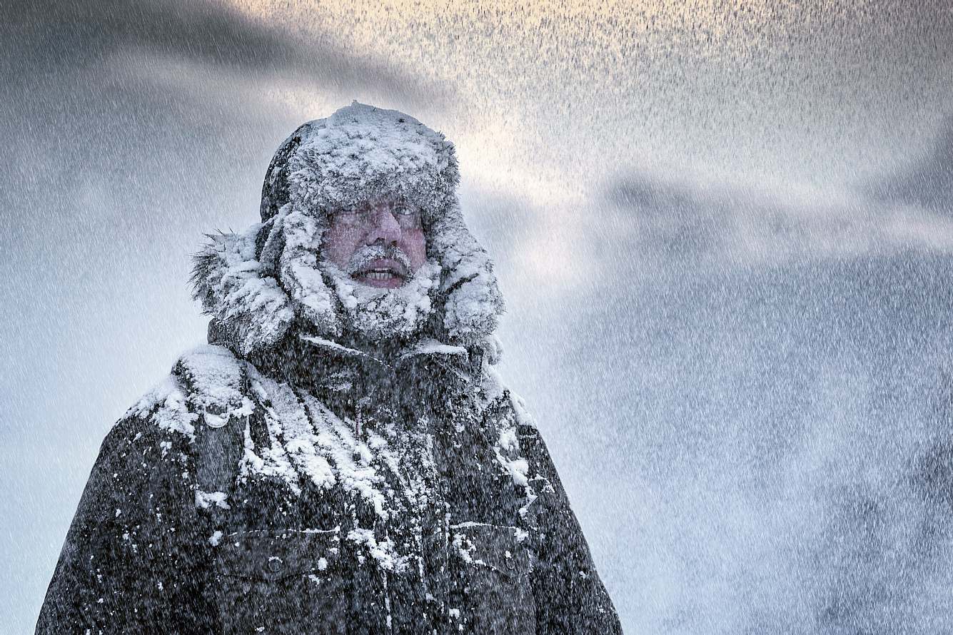 Zugeschneiter Mann Zugeschneiter Mann