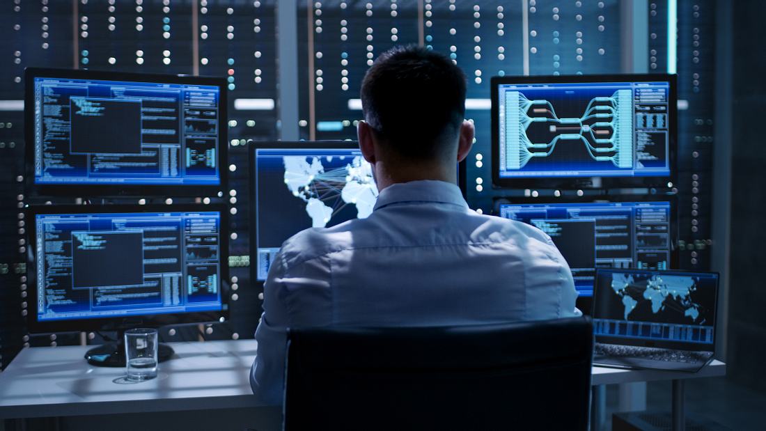 Polen startet digitale Überwachung von Corona-Infizierten Mann sitzt vor fünf Monitoren