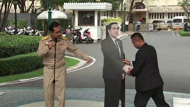 Thailands Premierminister schickt eine Pappfigur zur Pressekonferenz - Foto: YouTube/AssociatedPress