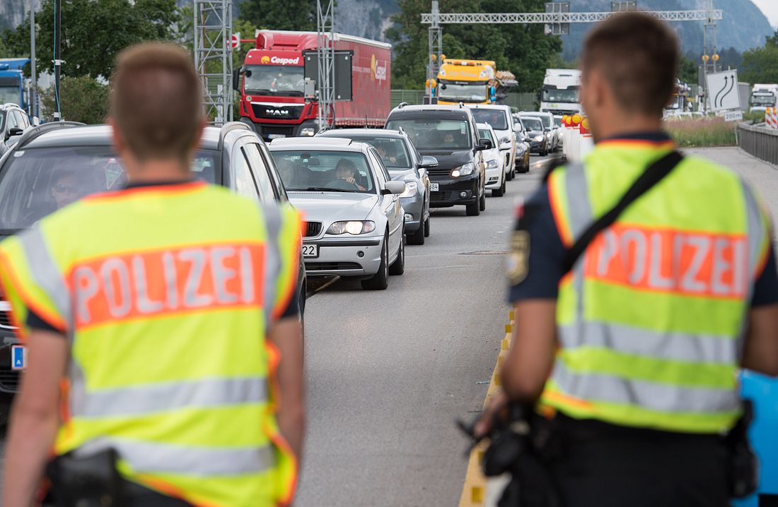 Schüsse bei Hochzeitskorsos - Polizei stoppt mehrere Fahrzeuge