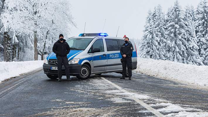 Polizisten sperren eine Zufahrtstraße - Foto: imago images / MedienServiceMüller