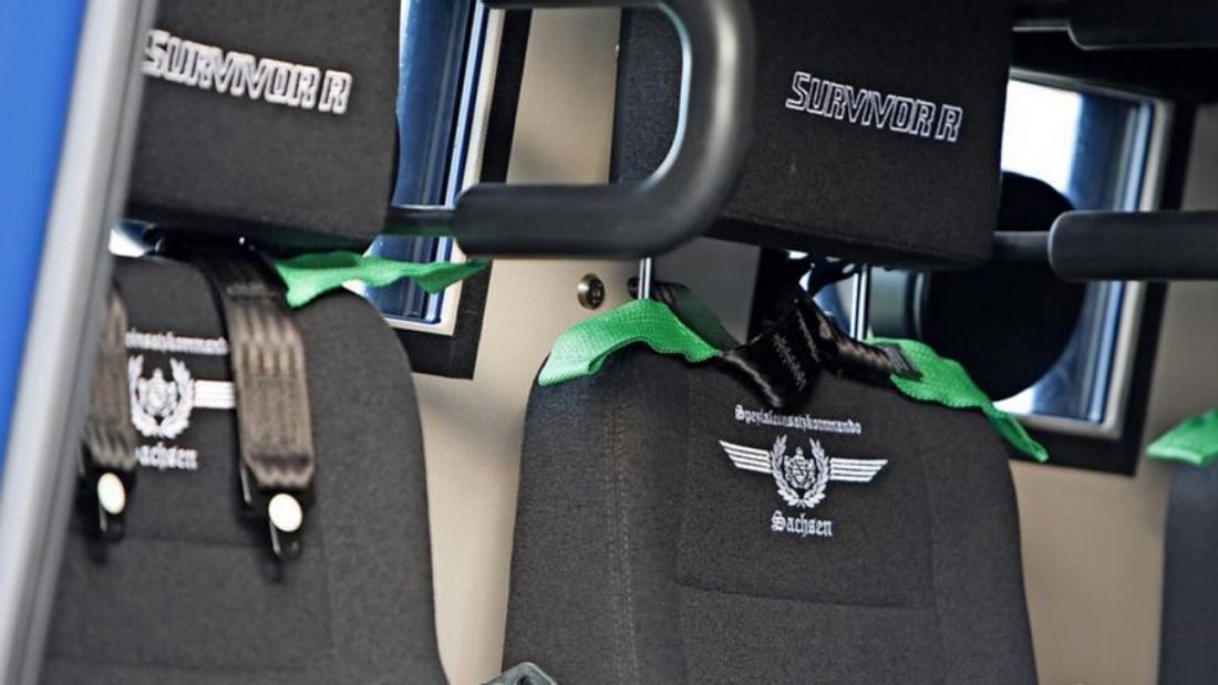 Skandal bei der Polizei Sachsen: Auslöser sind diese Stickereien im neuen Panzerwagen Nazi-Stickereien? Skandal um Sachsens neuen Polizei-Panzerwagen