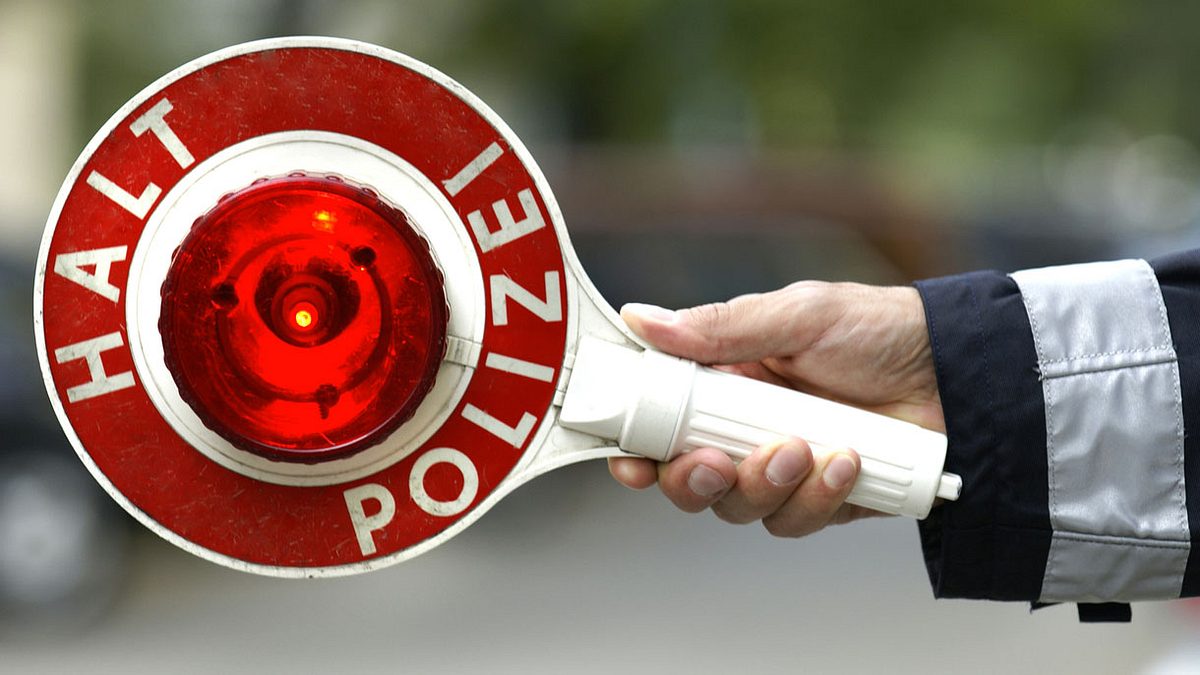 Das Dürfen Polizeibeamte Bei Einer Verkehrskontrolle - Und Das Nicht ...