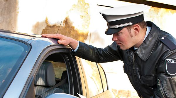 Polizeikontrolle - Foto: iStock / MattoMatteo