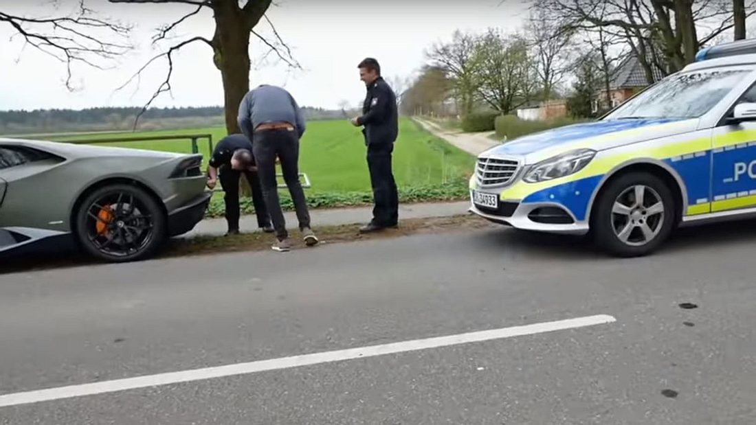 Nico Pliquett wird von der Polizei angehalten Nico Pliquett wird von der Polizei angehalten