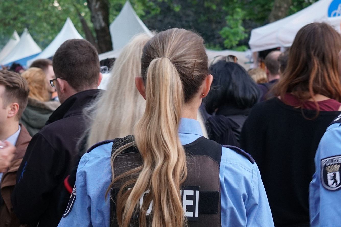 Polizeischülerin posiert nackt im Netz Polizistin von hinten