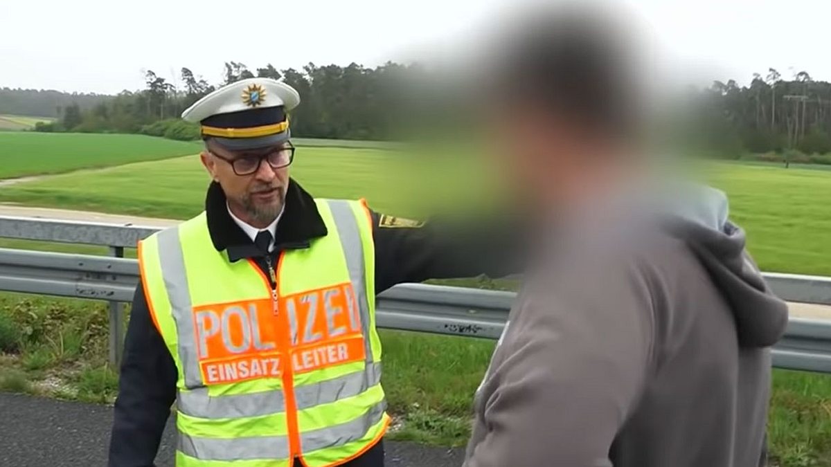 Polizist konfrontiert Gaffer an Unfallort.