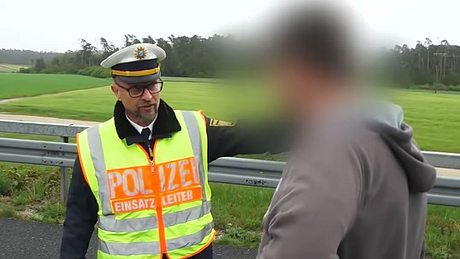 Polizist konfrontiert Gaffer an Unfallort. - Foto: Bayerischer Rundfunk