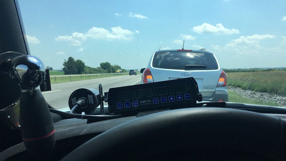 Polizist hält Schleicher auf der Autobahn an Polizist hält Schleicher auf der Autobahn an