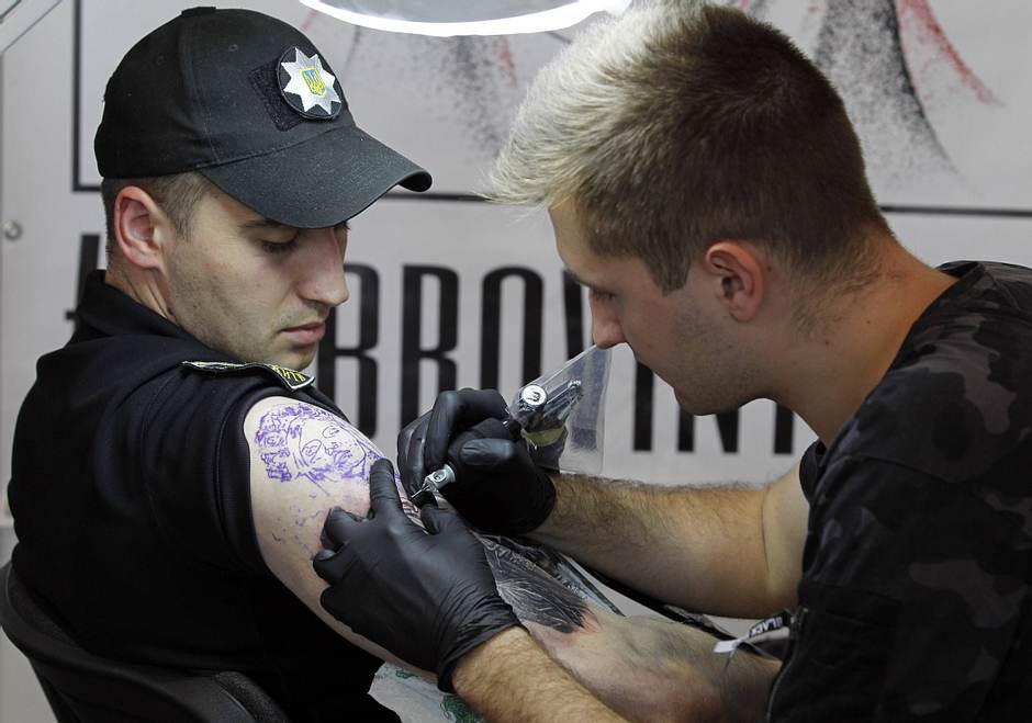 Tattooverbot für Polizisten Männersache