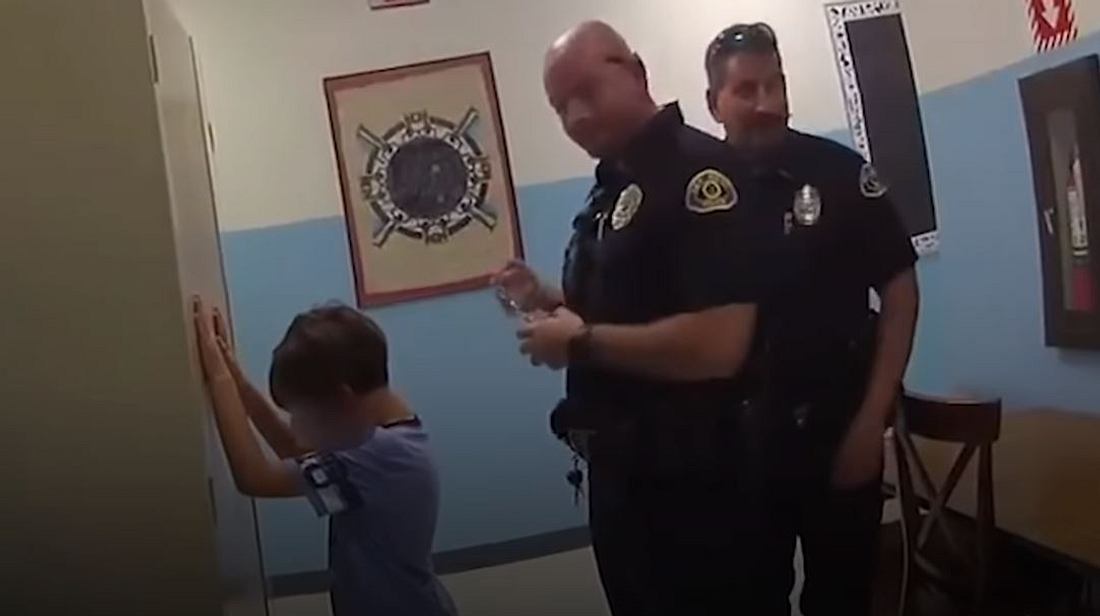 Polizisten legen 8-Jährigem Handschellen an