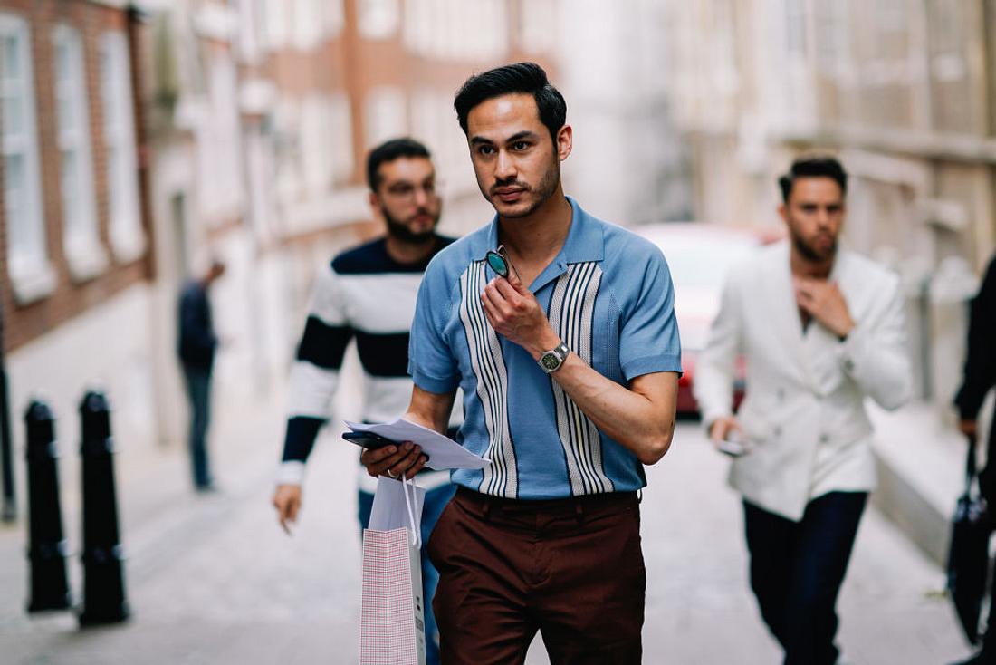 Poloshirts trend bowlingshirt mann mit Poloshirt läuft über die Straße