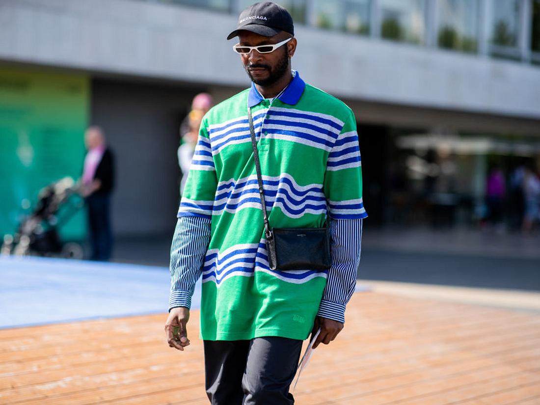 poloshirt trends Mann im gestreiften poloshirt