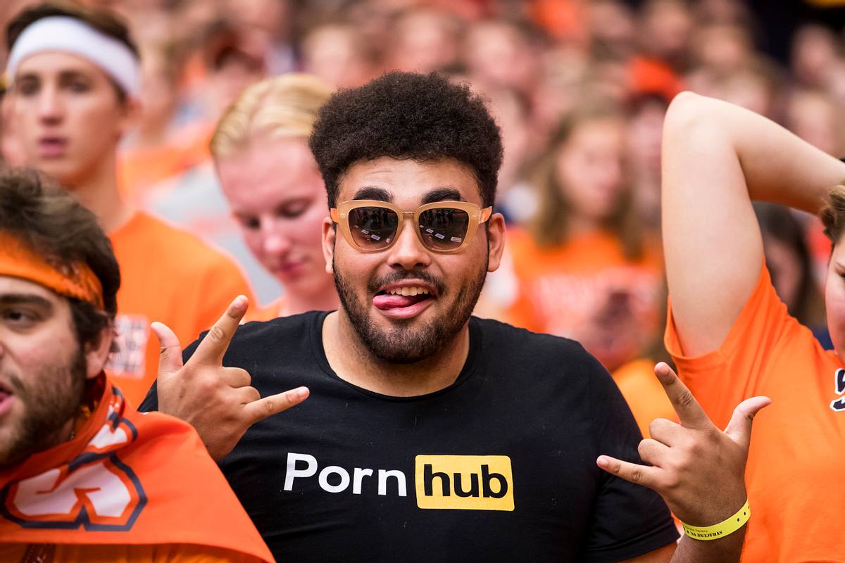 Junger Mann mit Pornhub-T-Shirt