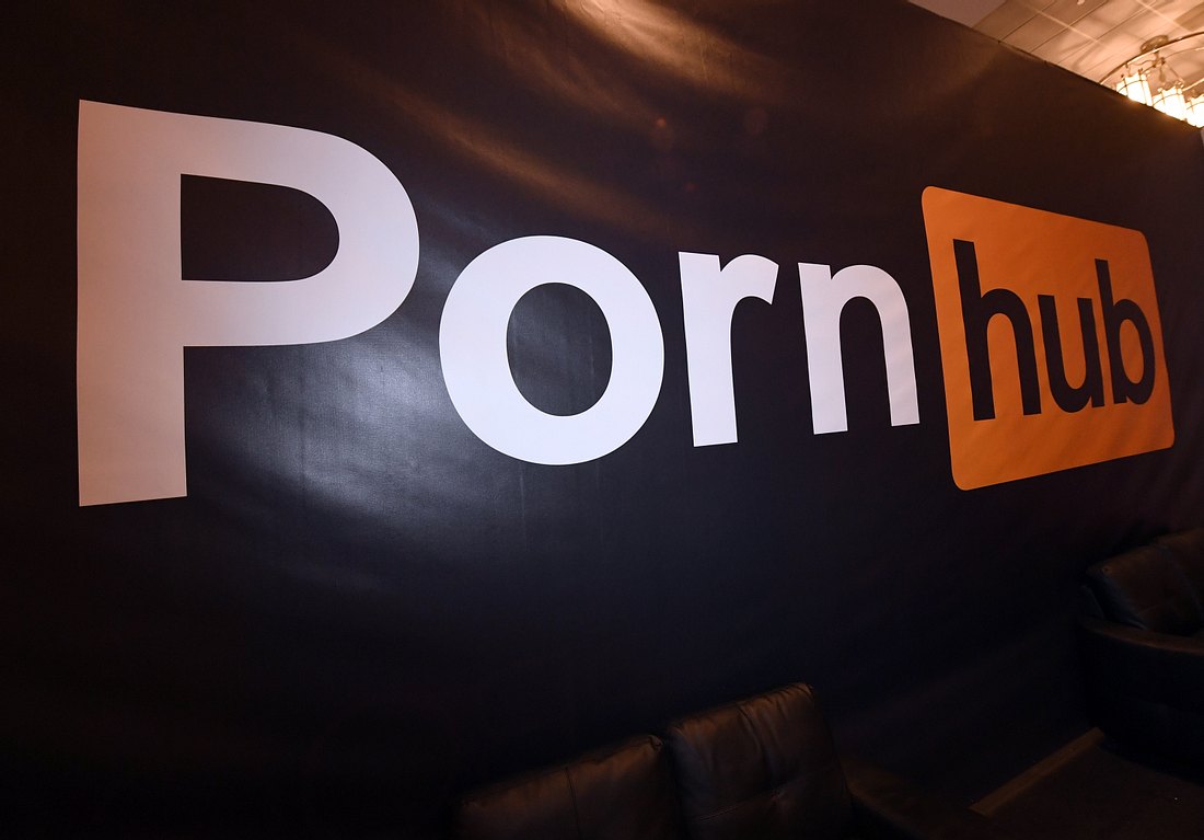 Pornhub veröffentlicht Nutzerzahlen während Corona-Krise Leinwand mit Pornhub-Logo