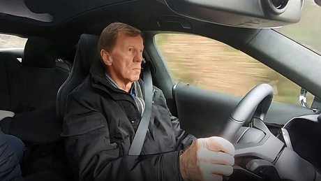 Rennsport-Legende Walter Röhrl testet E-Porsche Taycan