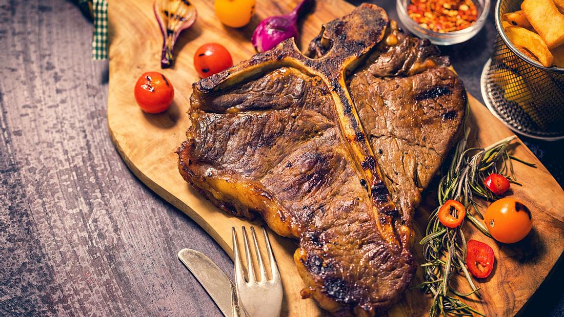 Der große Filetanteil (rechts) des Porterhouse-Steaks Beachte den besonders großen Filetanteil des Porterhouse