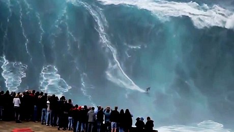 Die Gewässer des Städtchens Nazaré in Portugal sind weltbekannt für ihre Riesenwellen - Foto: Screenshot YouTube /  The Most Extreme