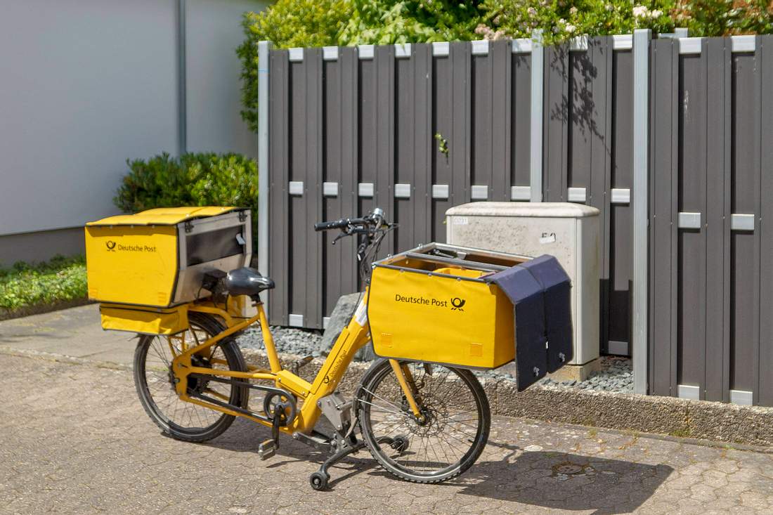 Post muss zahlen: 18.000 Euro Schadensersatz für verspäteten Brief Gepäckfahrrad der Deutschen Post