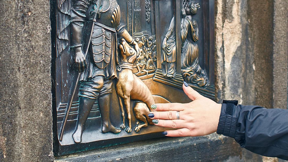 Blankgerubbelt: Das Glückssymbol an der Nepomuk-Statue. Das Hundesymbol an der Nepomuk-Statue