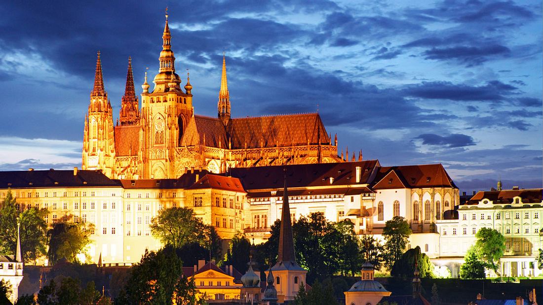 Die Prager Burg thront über der Stadt. Die Prager Burg