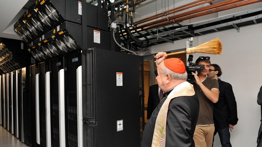 Ein Kardinal segnet einen Supercomputer, 2013