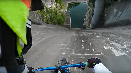 Primoz Ravnik fährt einen 60-Meter-Staudamm nahe Moste, Zirovnica herunter - Foto: YouTube/GoProWorld