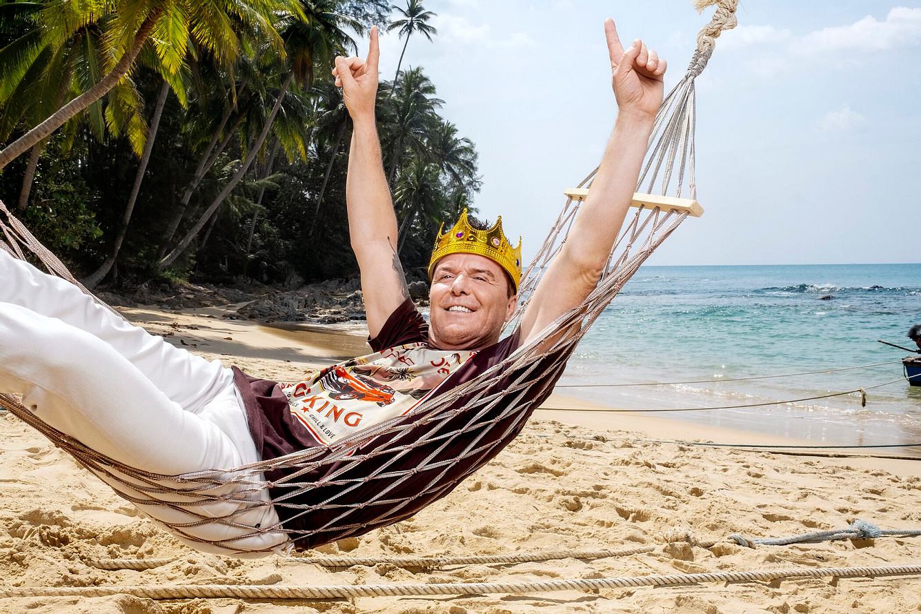Marcus Prinz von Anhalt entspannt mit Krone in einer Hängematte am Strand
