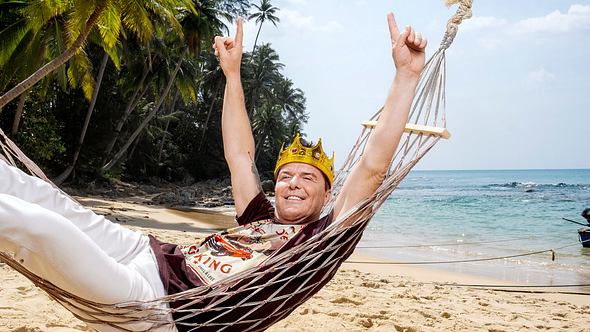 Marcus Prinz von Anhalt entspannt mit Krone in einer Hängematte am Strand - Foto: SAT.1