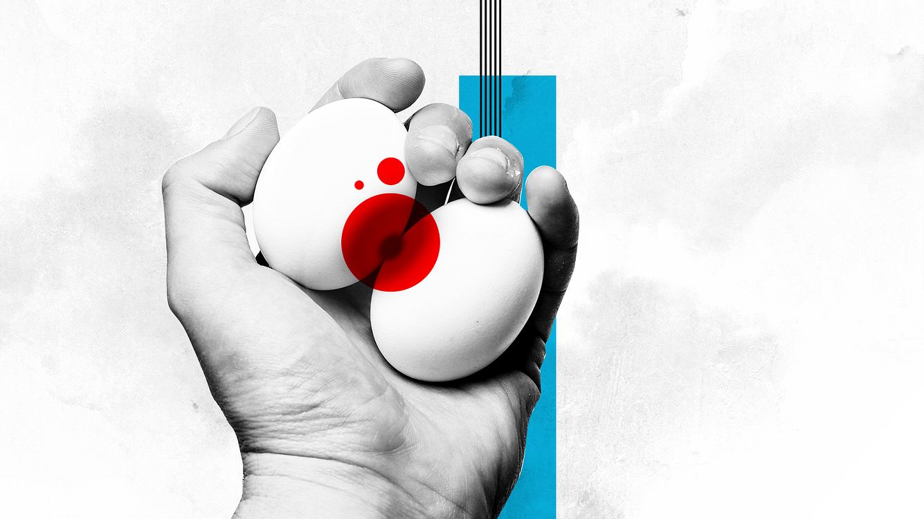 Prostata-Probleme: Diese Ursachen könnten dahinterstecken Mann hält zwei Eier in der Hand