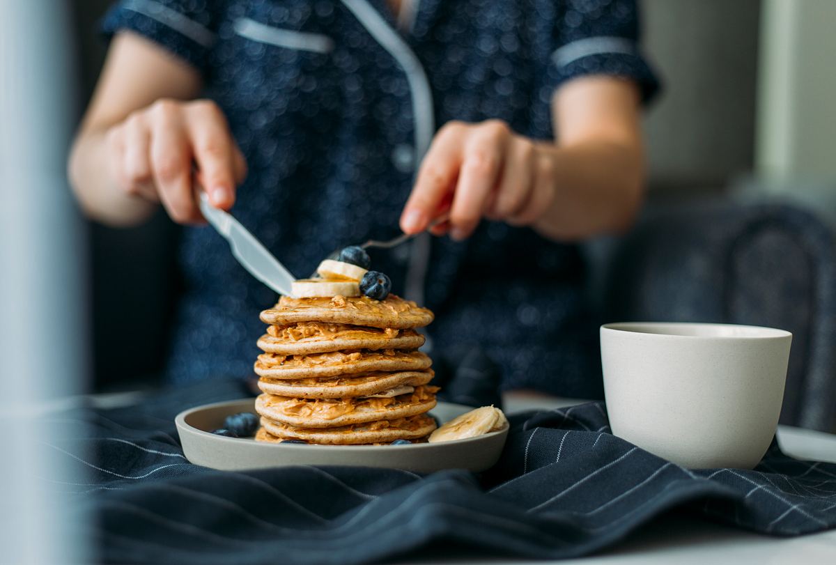 Mann isst Pancakes