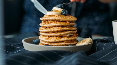 Mann isst Pancakes - Foto: iStock/hsyncoban