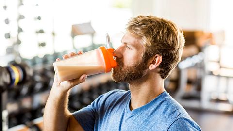 Mann trinkt Proteinshake - Foto: iStock/stevecoleimages