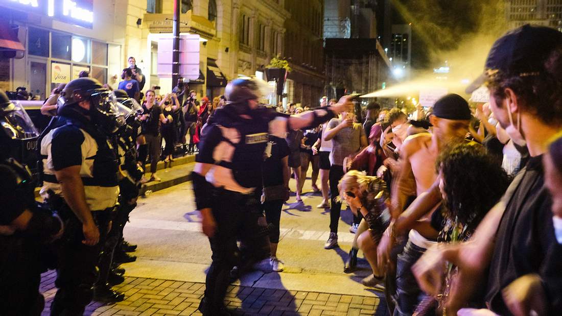 Proteste in Columbus, Ohio US-Polizist besprüht Demonstranten mit Pfefferspray